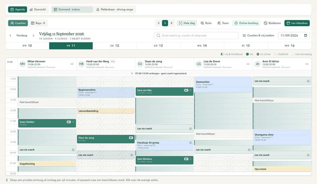 Vier schermen na elkaar: de dagplanner, de coachkeuze bij Les inboeken, het boekingsvenster met lestype en starttijd, en het Overzicht voor de eigenaar