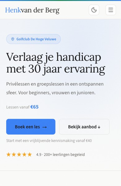 De site van een golfpro op een telefoon: kop, lessen vanaf een prijs en de knop Boek een les
